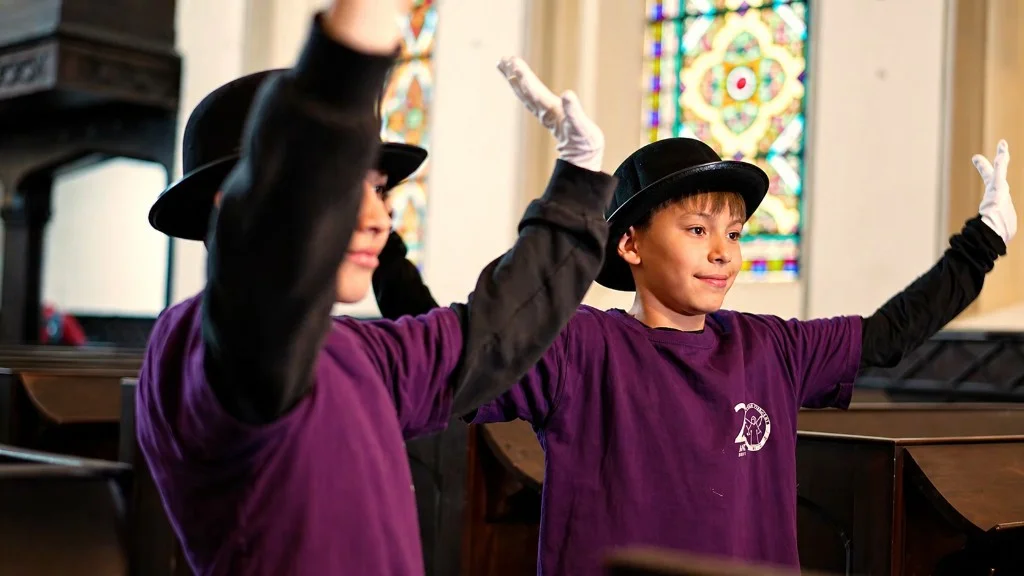 Niños celebrando en la congregación